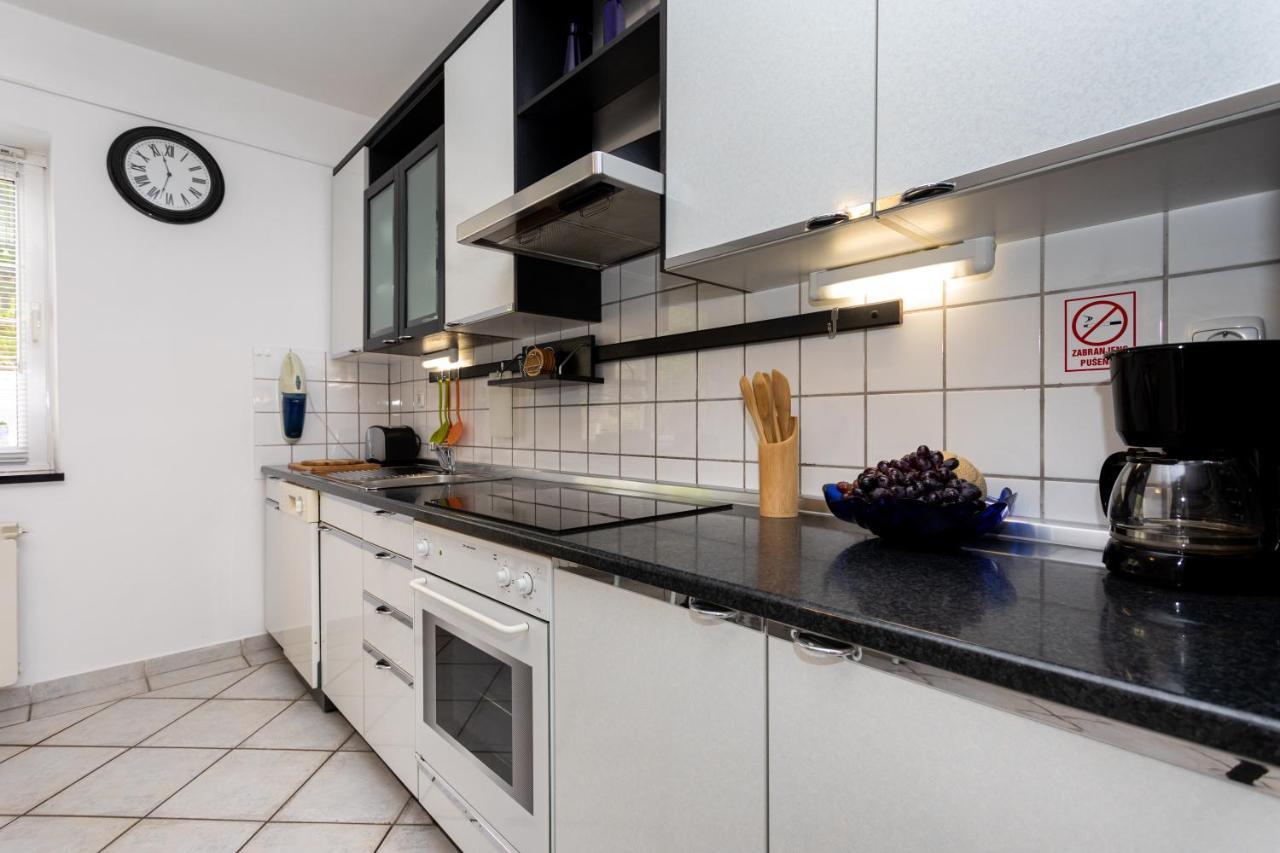 Apartman Maris Vrbnik Eksteriør bilde